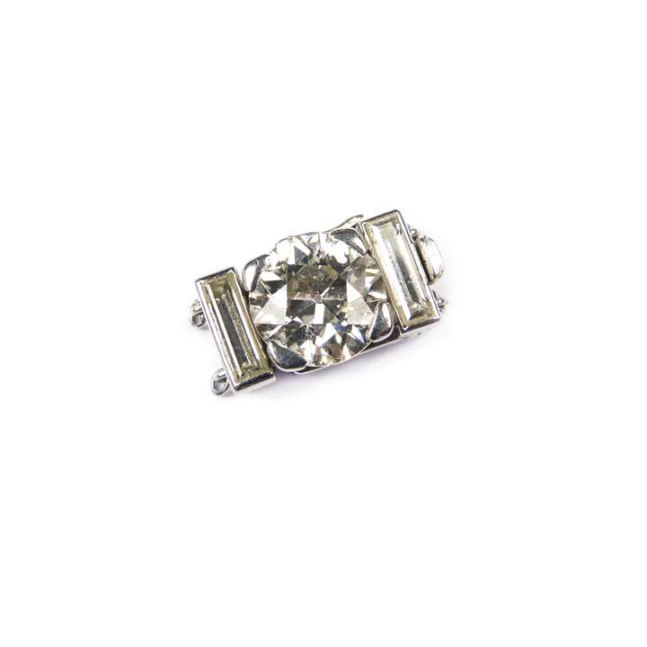 Round brilliant cut diamond and baguette diamond clasp with fittings for two rows